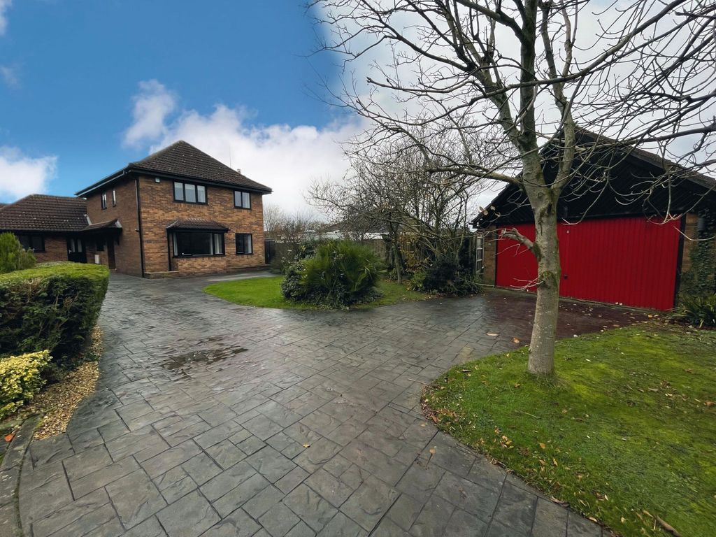 4 bed detached house for sale in Gladeway, Thornton FY5, £489,950