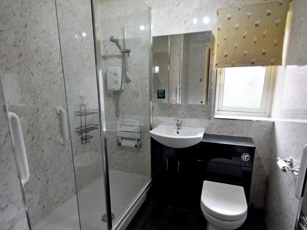 2 bed flat for sale in Waterloo Court, Bury BL9, £100,000