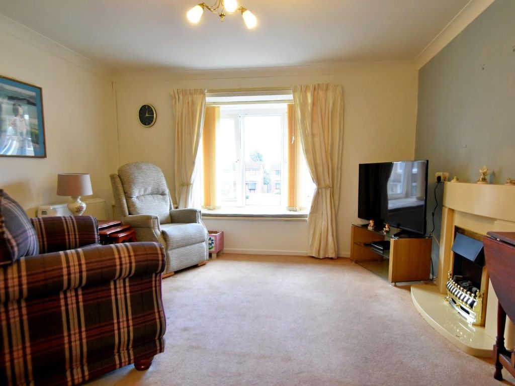 2 bed flat for sale in Waterloo Court, Bury BL9, £100,000