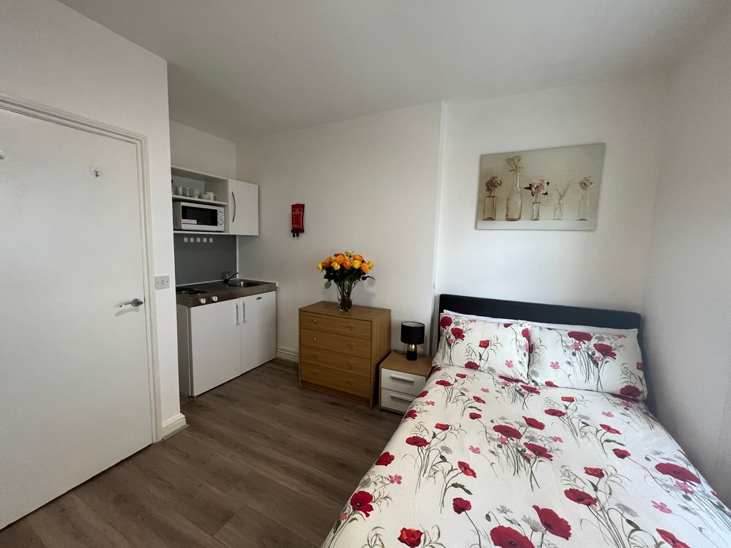 Studio to rent in Cromwell Road, London SW7, £1,647 pcm