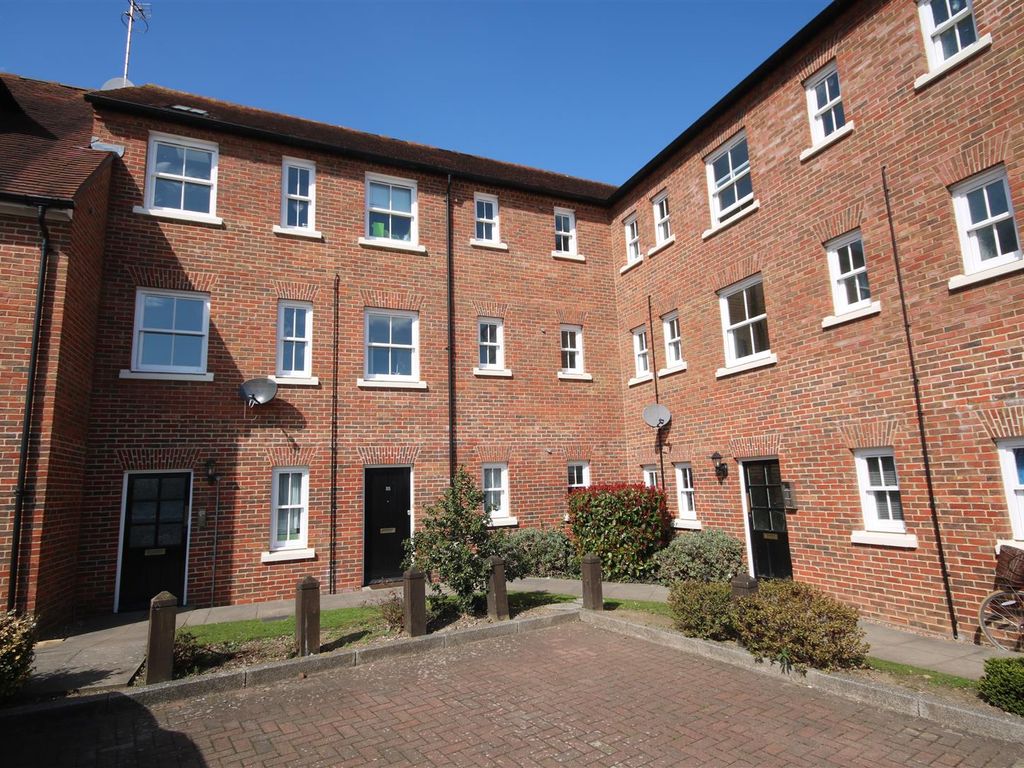 2 bed flat to rent in The Spires, Canterbury CT2, £1,200 pcm