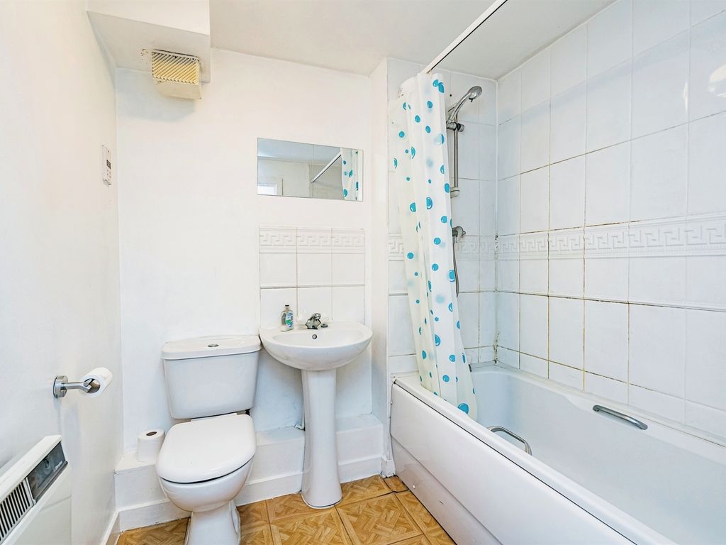 2 bed flat for sale in Anchor Drive, Tipton DY4, £100,000