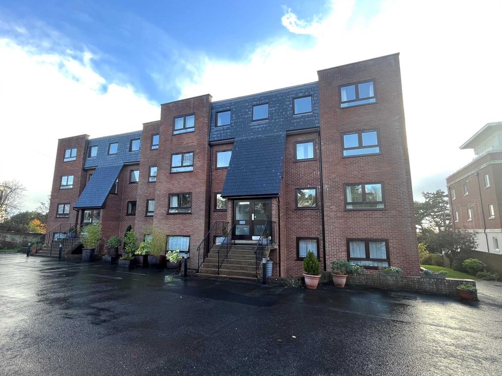 2 bed flat for sale in Douglas Avenue, Exmouth EX8, £220,000