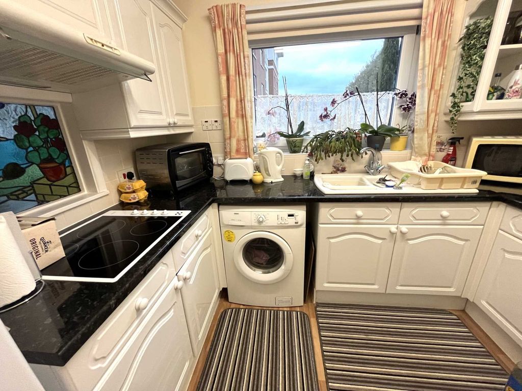 2 bed flat for sale in Douglas Avenue, Exmouth EX8, £220,000