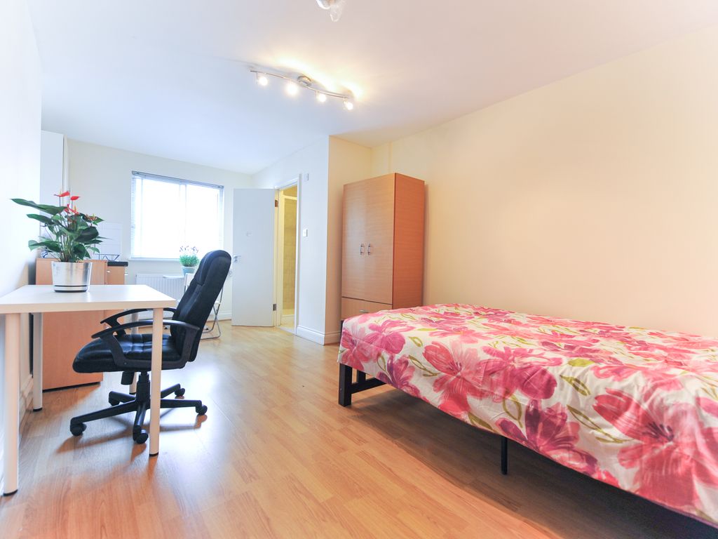 Studio to rent in Cromwell Road, London SW7, £1,690 pcm