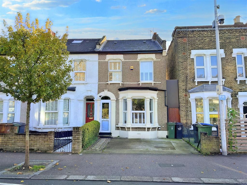 2 bed end terrace house for sale in Cann Hall Road, London E11, £545,000