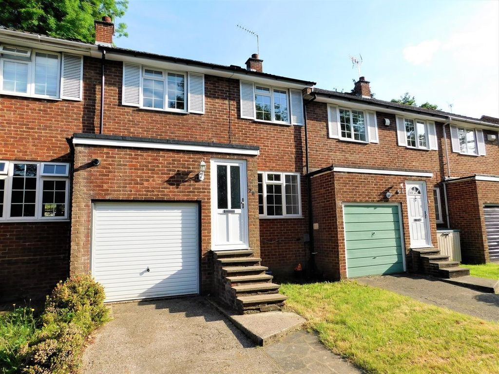 3 bed terraced house to rent in Martin Way, Woking GU21, £1,950 pcm