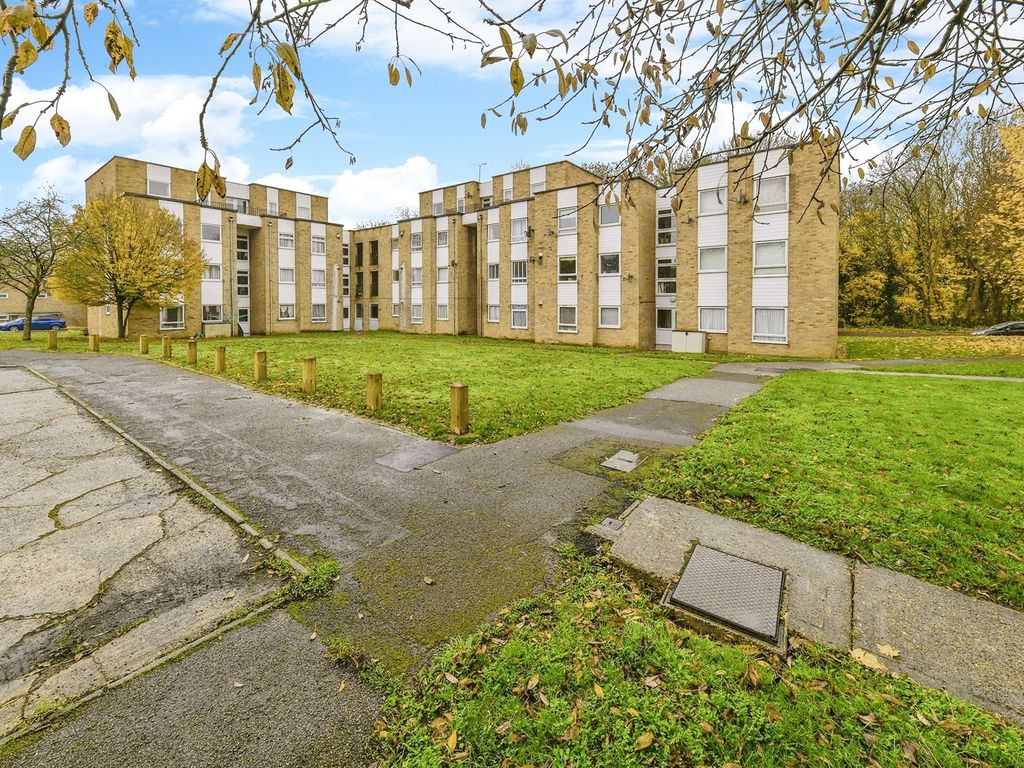2 bed flat for sale in Trapstyle Road, Ware SG12, £150,000