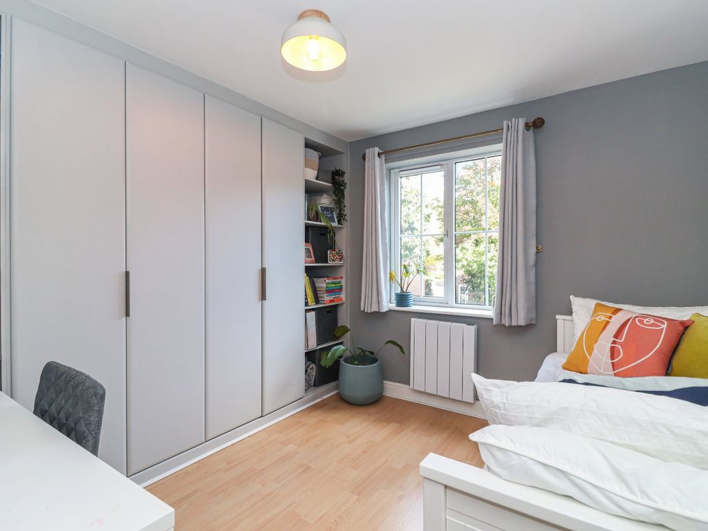 2 bed flat for sale in Waterside, Chesham, Buckinghamshire HP5, £290,000