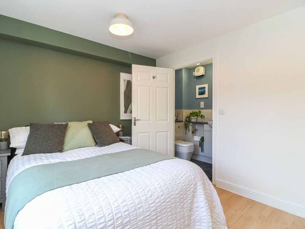 2 bed flat for sale in Waterside, Chesham, Buckinghamshire HP5, £290,000