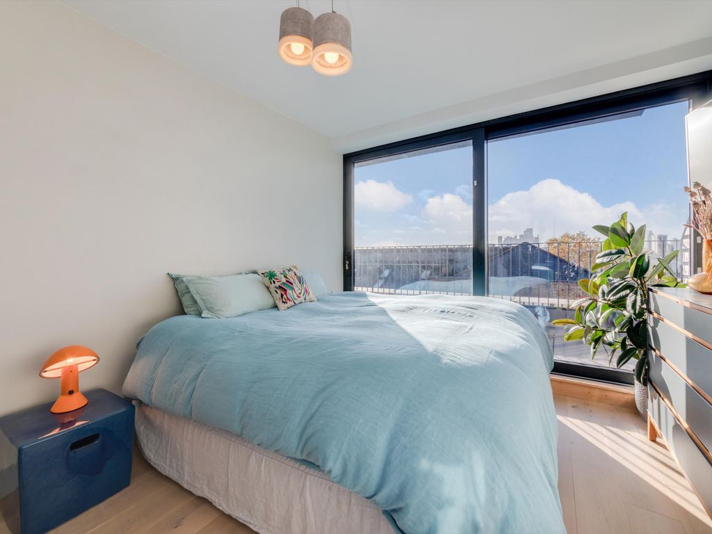 3 bed flat for sale in Bentley Road, London N1, £1,000,000