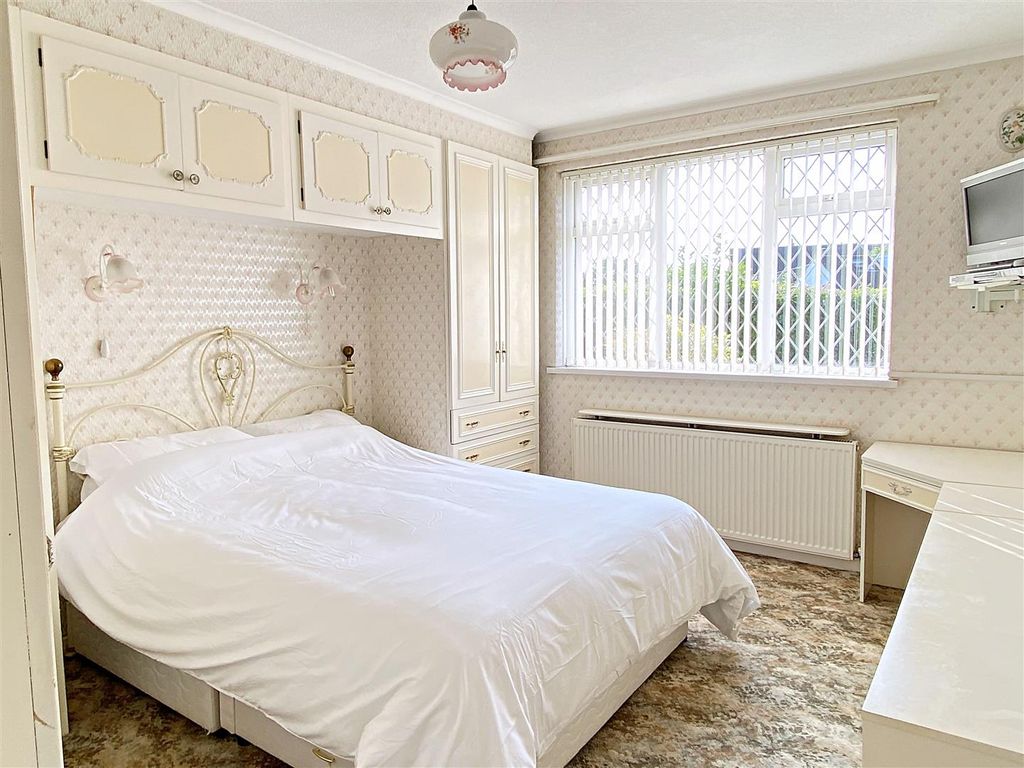 2 bed detached bungalow for sale in Eden Croft, Kenilworth CV8, £465,000