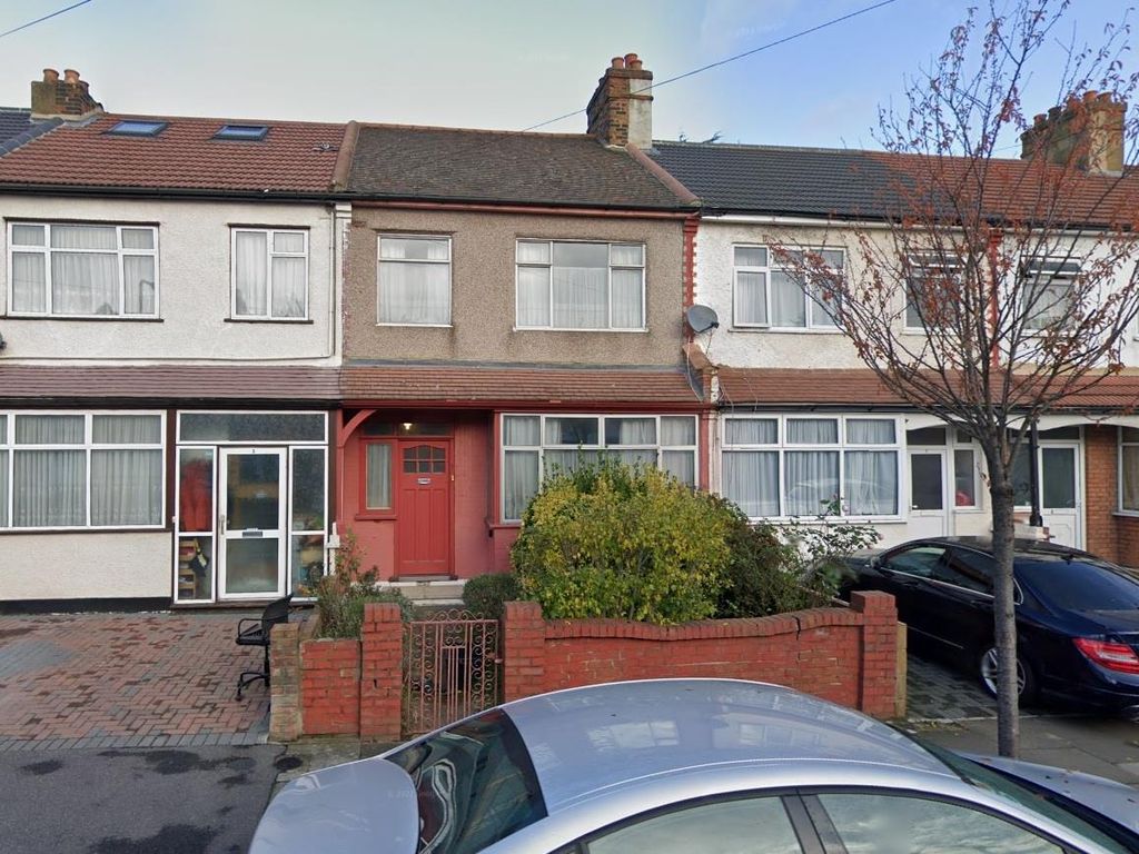 3 bed terraced house for sale in Lambourne Road, Ilford IG3, £415,000