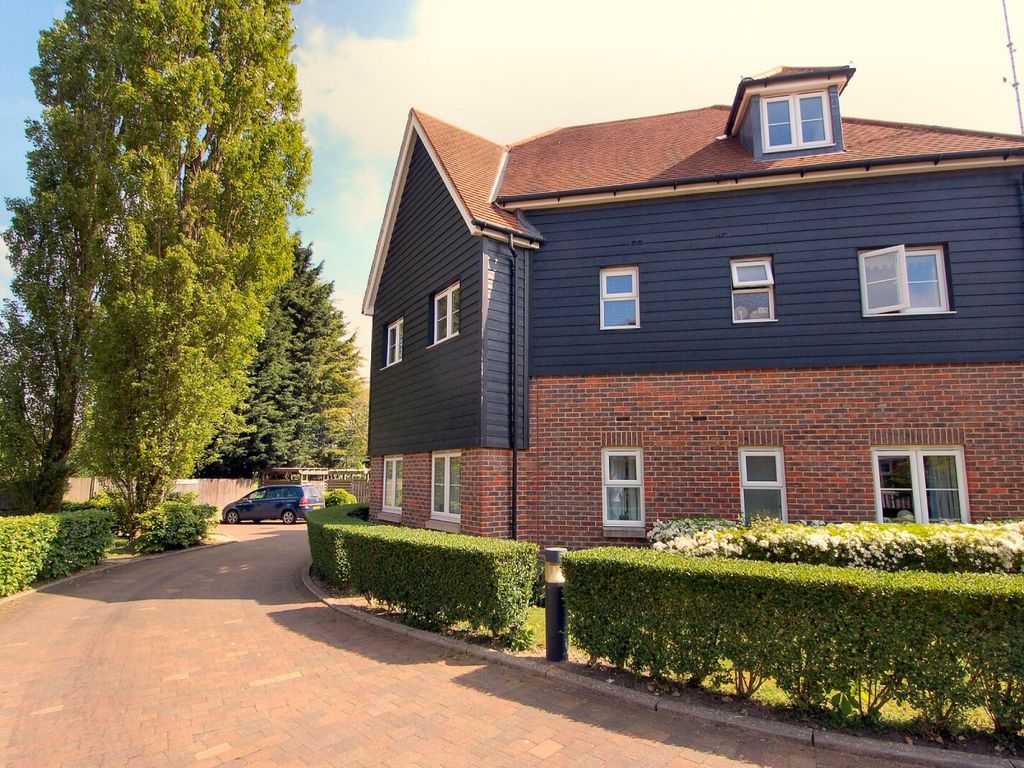 2 bed flat for sale in Chairmakers Close, Princes Risborough HP27, £285,000