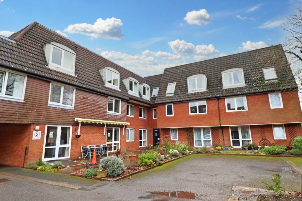 1 bed flat for sale in Wey Hill, Haslemere GU27, £125,000