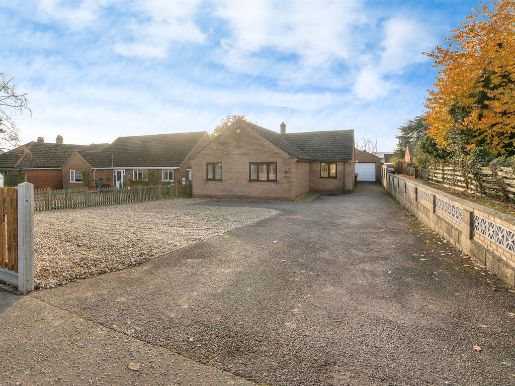 3 bed detached bungalow for sale in New North Road, Attleborough NR17, £525,000