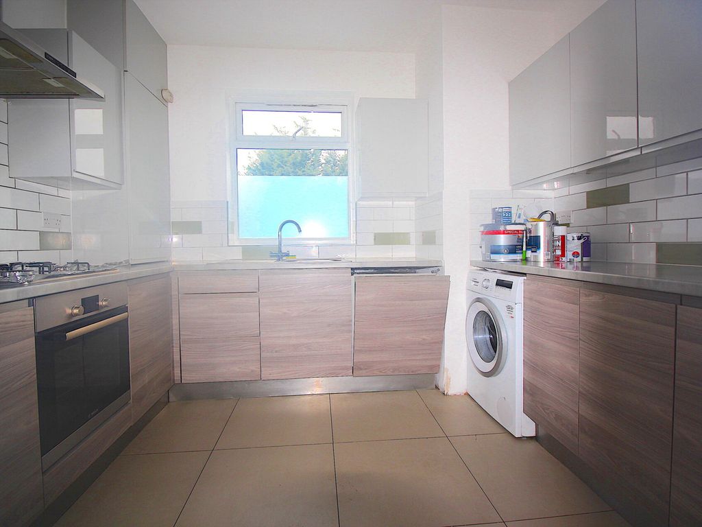 4 bed flat to rent in The Parade, Greenford UB6, £1,999 pcm