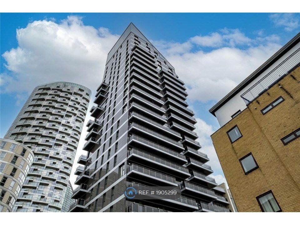 Room to rent in Streamlight Tower, London E14, £1,600 pcm