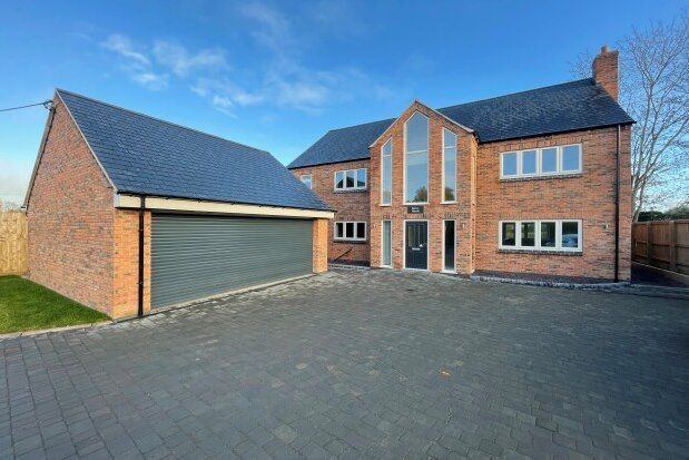 5 bed detached house to rent in Strawberry Gardens, Leicester LE19, £3,000 pcm