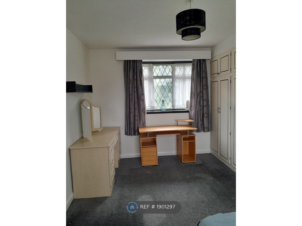Room to rent in Cuckoo Hill Drive, Pinner HA5, £900 pcm