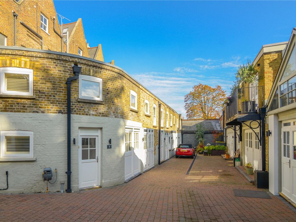 3 bed detached house to rent in Foxton Mews, Richmond TW10, £3,250 pcm