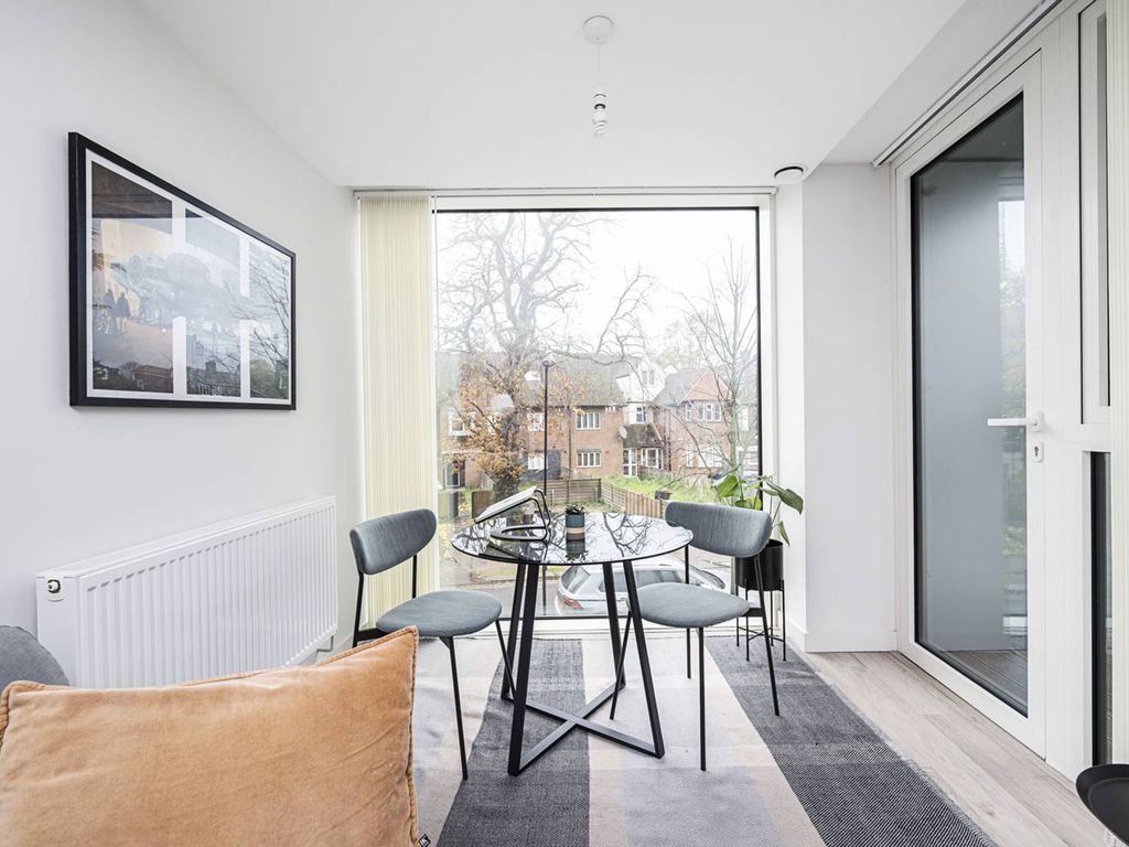 1 bed flat for sale in Skylark Point, Manor House, London N4, £180,000