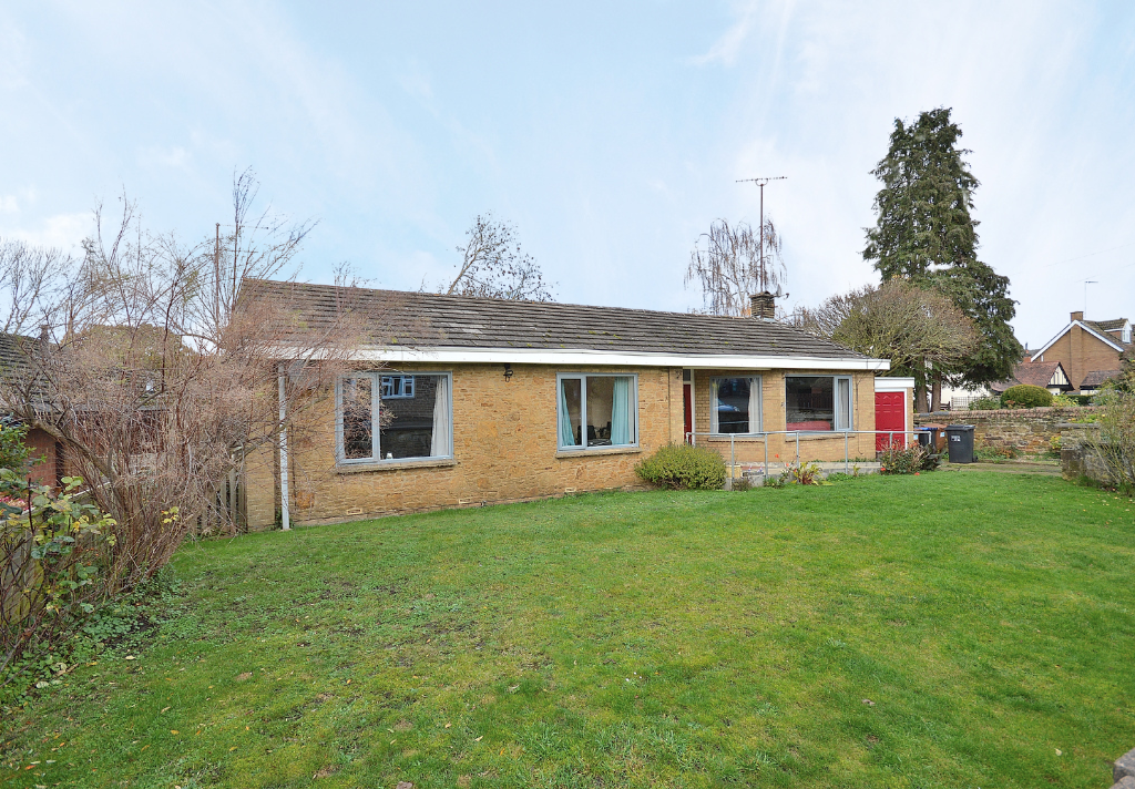 3 bed bungalow for sale in High Street, Hardingstone, Northampton NN4, £385,000