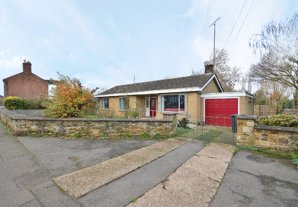 3 bed bungalow for sale in High Street, Hardingstone, Northampton NN4, £385,000