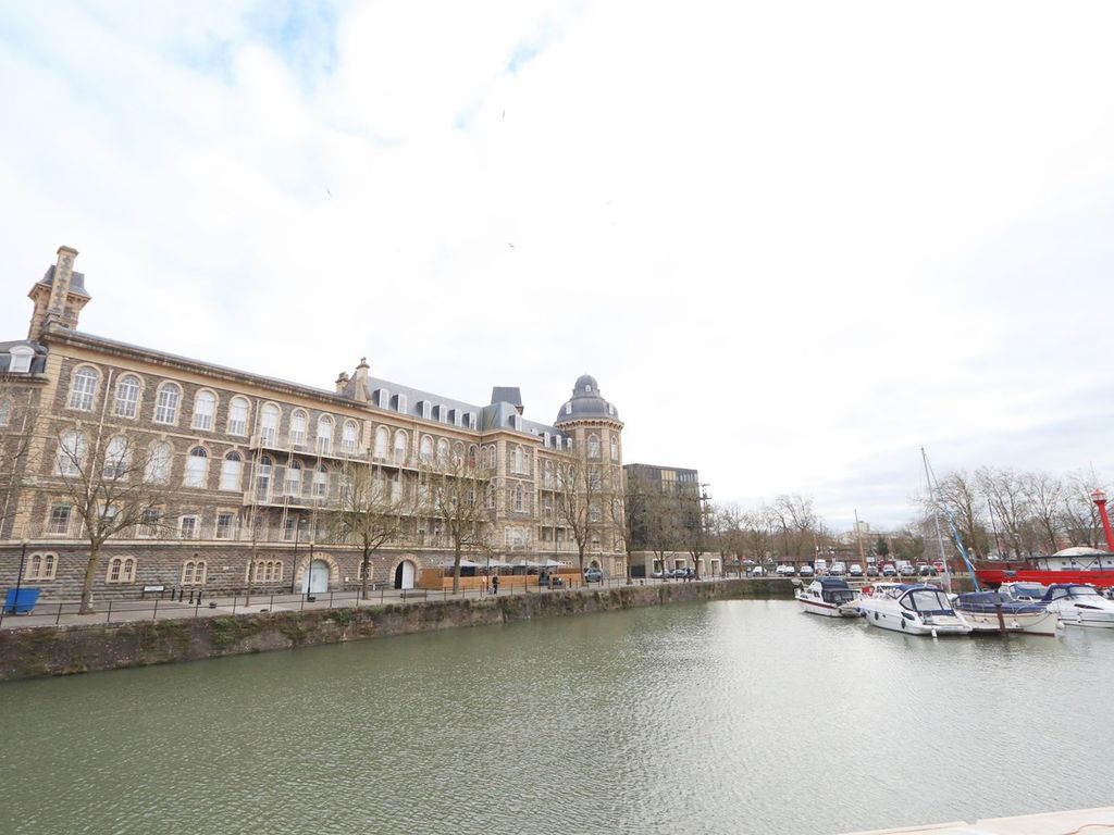 3 bed flat to rent in Guinea Street, Bristol BS1, £3,450 pcm