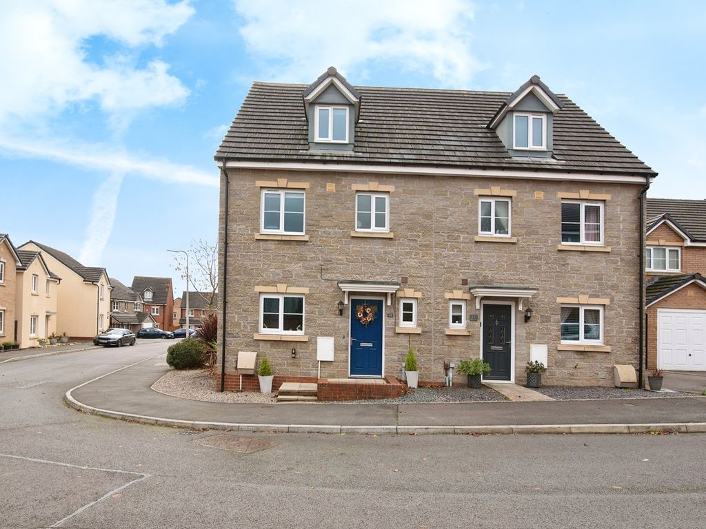 4 bed town house for sale in Heol Y Groes, Cwmbran NP44, £285,000