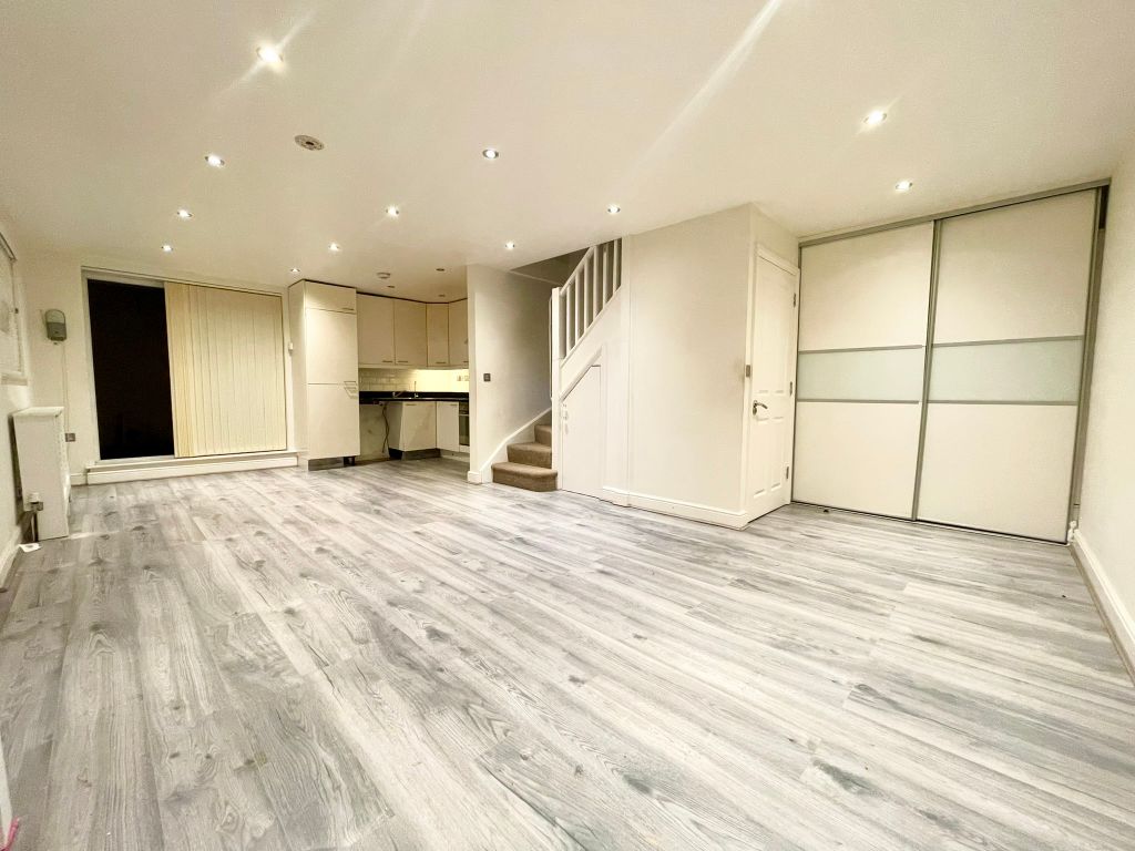 2 bed detached house to rent in Haselbury Road, London N18, £1,800 pcm