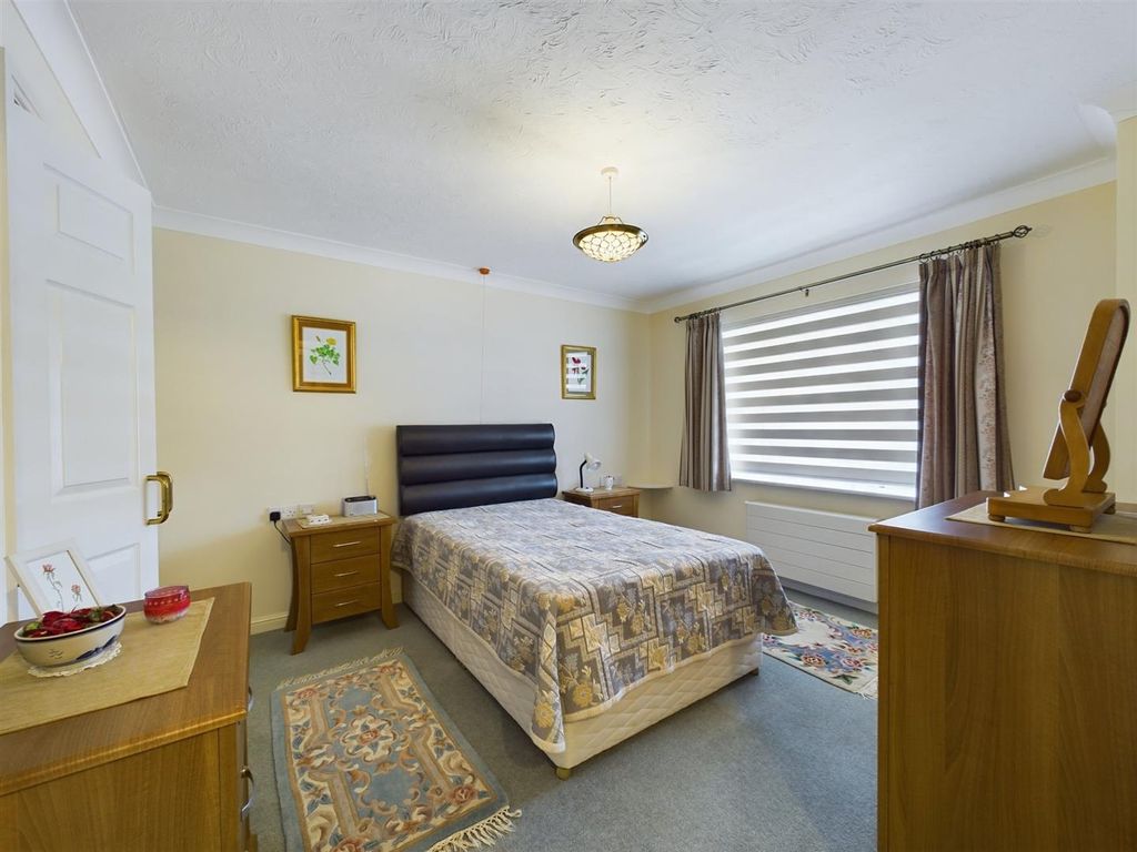 2 bed flat for sale in Minster Court, Bracebridge Heath, Lincoln LN4, £134,500