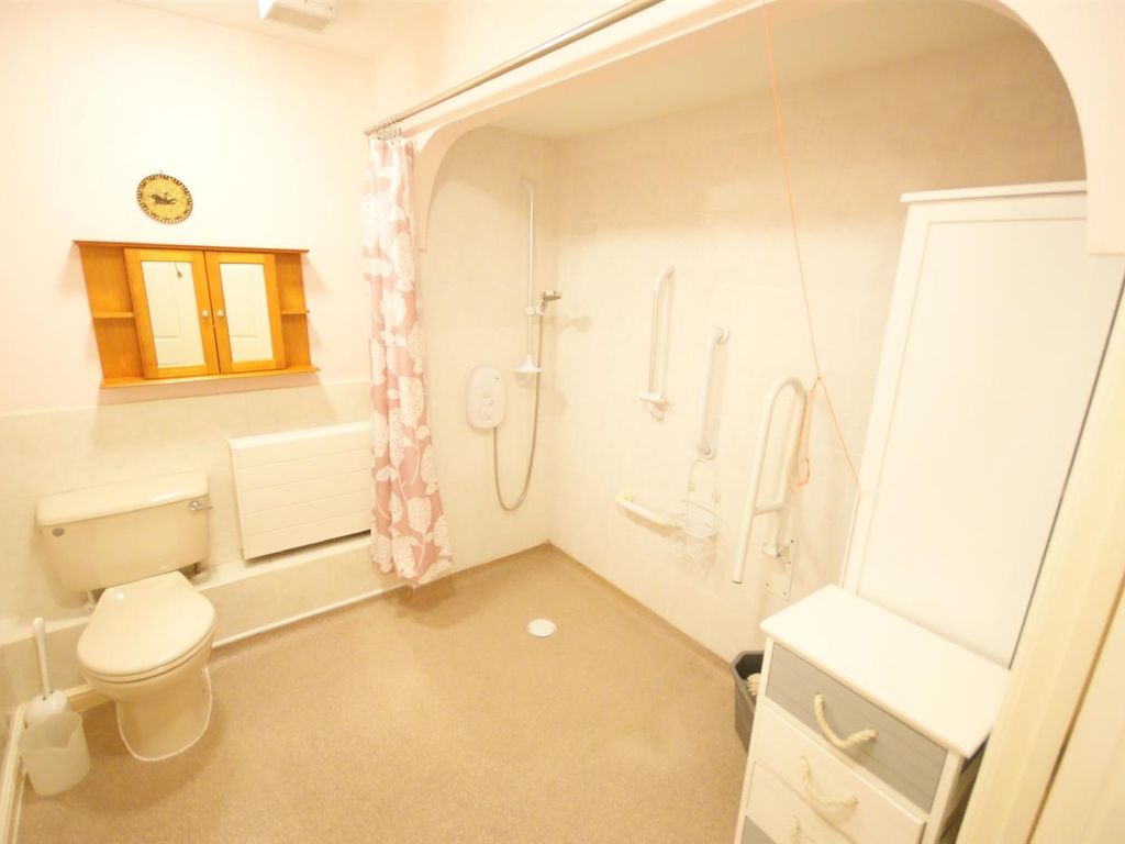 2 bed flat for sale in Minster Court, Bracebridge Heath, Lincoln LN4, £160,000