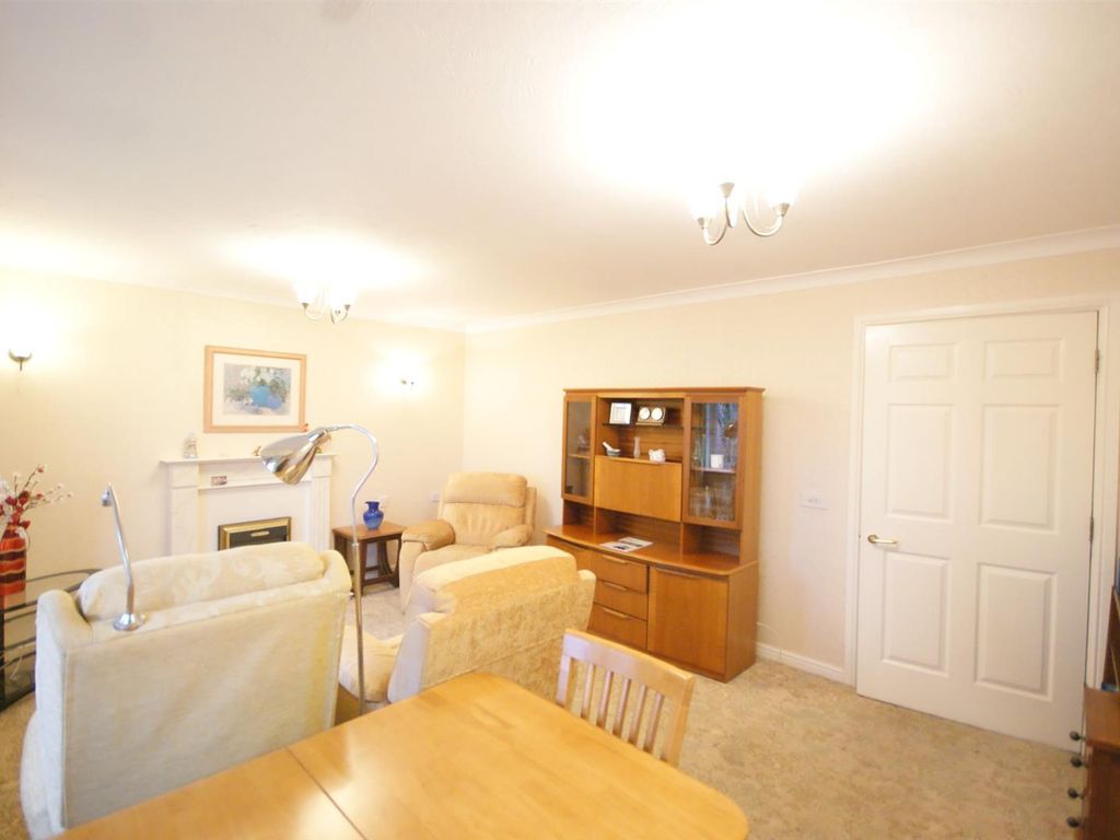 2 bed flat for sale in Minster Court, Bracebridge Heath, Lincoln LN4, £160,000