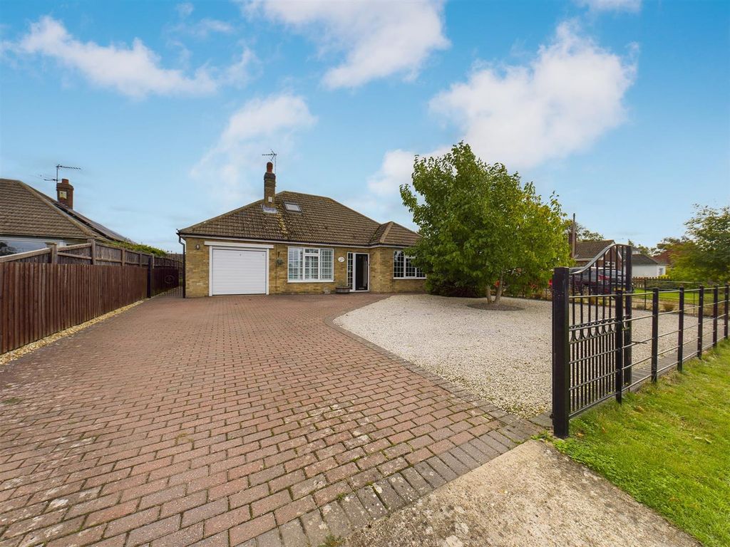 4 bed detached bungalow for sale in Croft Lane, Bassingham, Lincoln LN5, £450,000