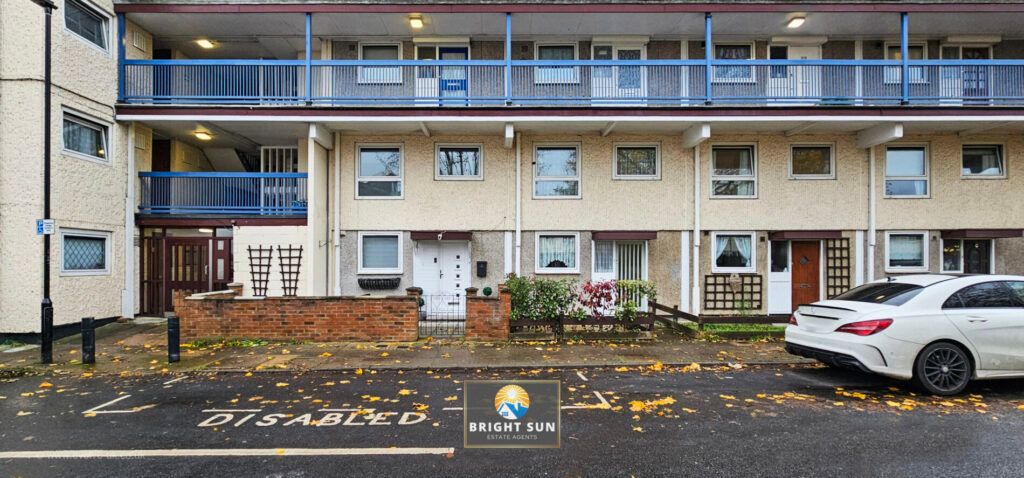 2 bed flat for sale in Cranford Lane, Hounslow TW5, £315,000