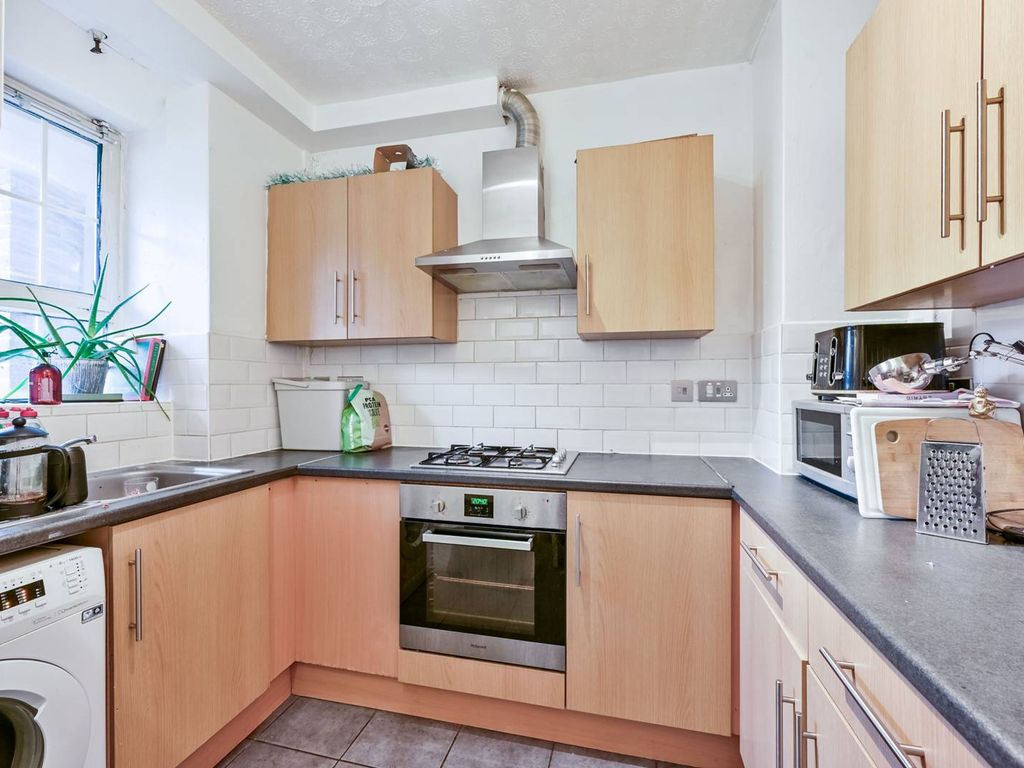 3 bed flat for sale in Eastney Street, East Greenwich, London SE10, £425,000