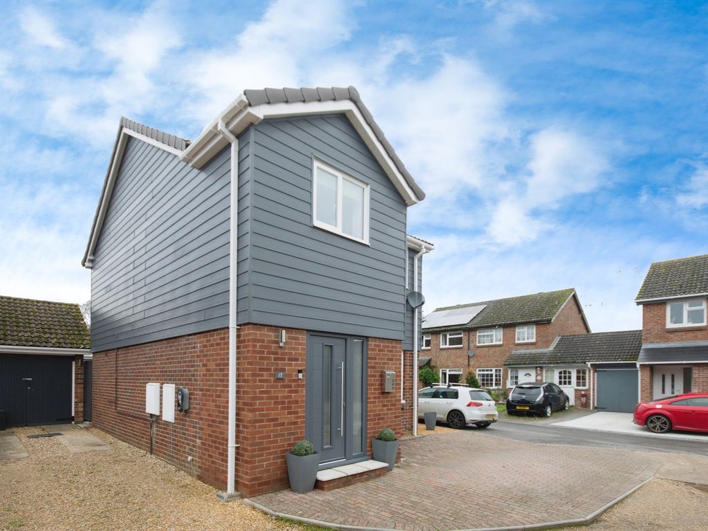 3 bed detached house for sale in Avon Meade, Fordingbridge SP6, £375,000