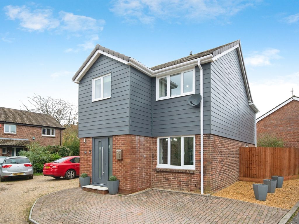 3 bed detached house for sale in Avon Meade, Fordingbridge SP6, £375,000