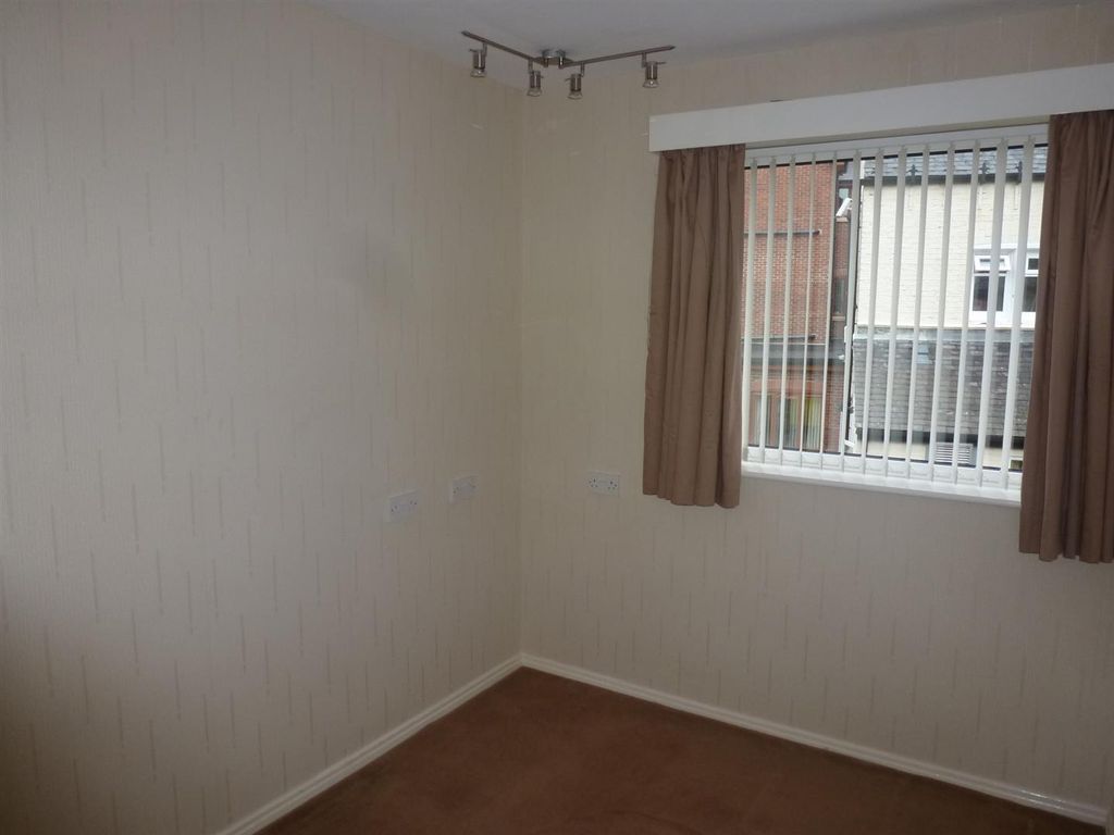 3 bed flat for sale in The Crescent, Middlesbrough TS5, £90,000