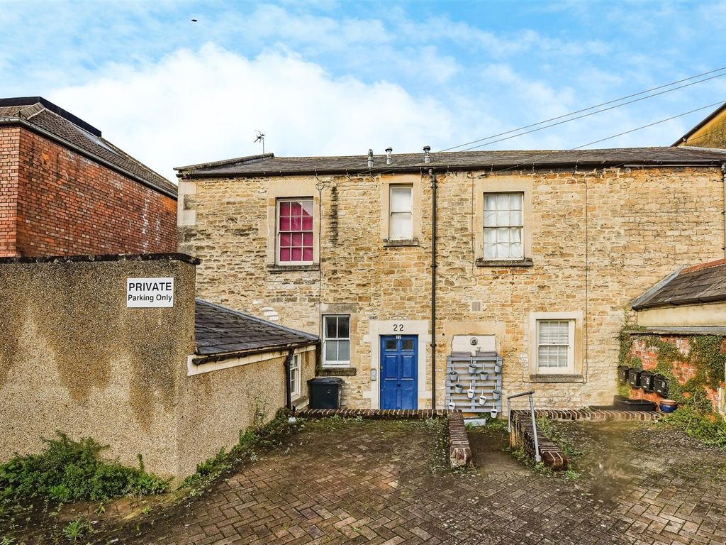 2 bed flat for sale in Old Road, Chippenham SN15, £170,000