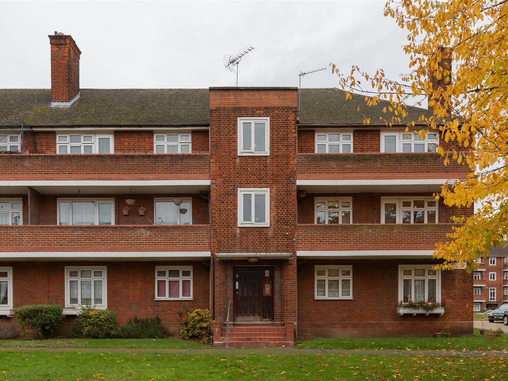 2 bed flat for sale in Althorne Gardens, London E18, £350,000