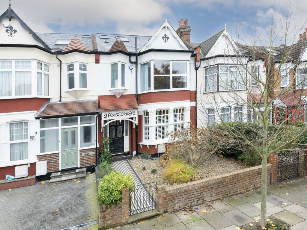 4 bed property for sale in Queens Avenue, London N3, £1,150,000