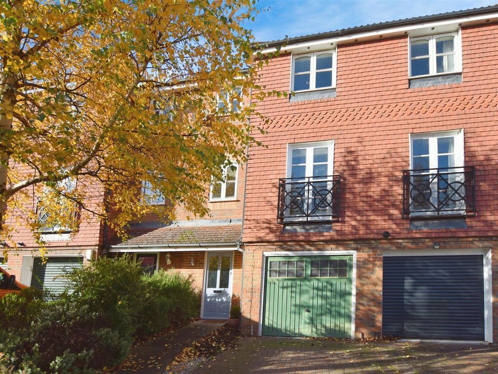 4 bed terraced house for sale in Whitehead Way, Aylesbury HP21, £435,000