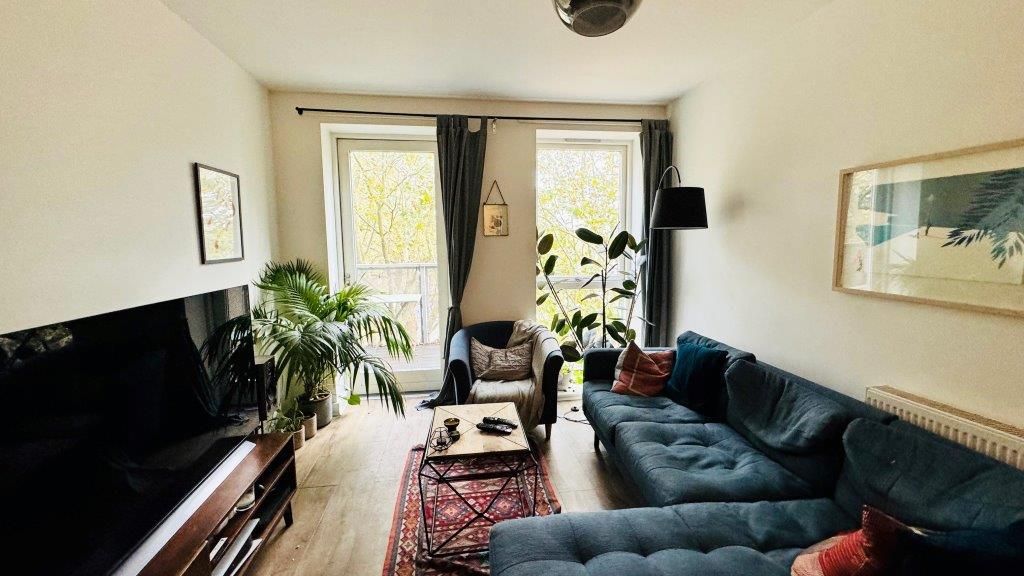 1 bed flat for sale in Lea Bridge Road, London E5, £414,000