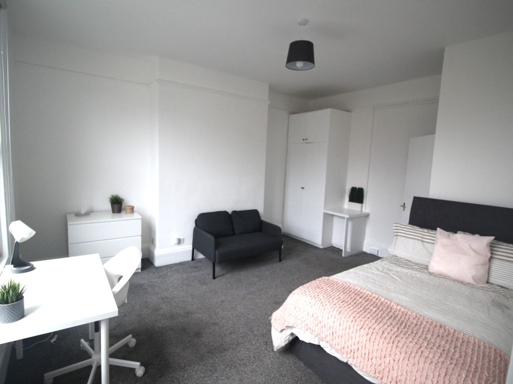 1 bed flat to rent in Kelso Road, Leeds LS2, £841 pppm