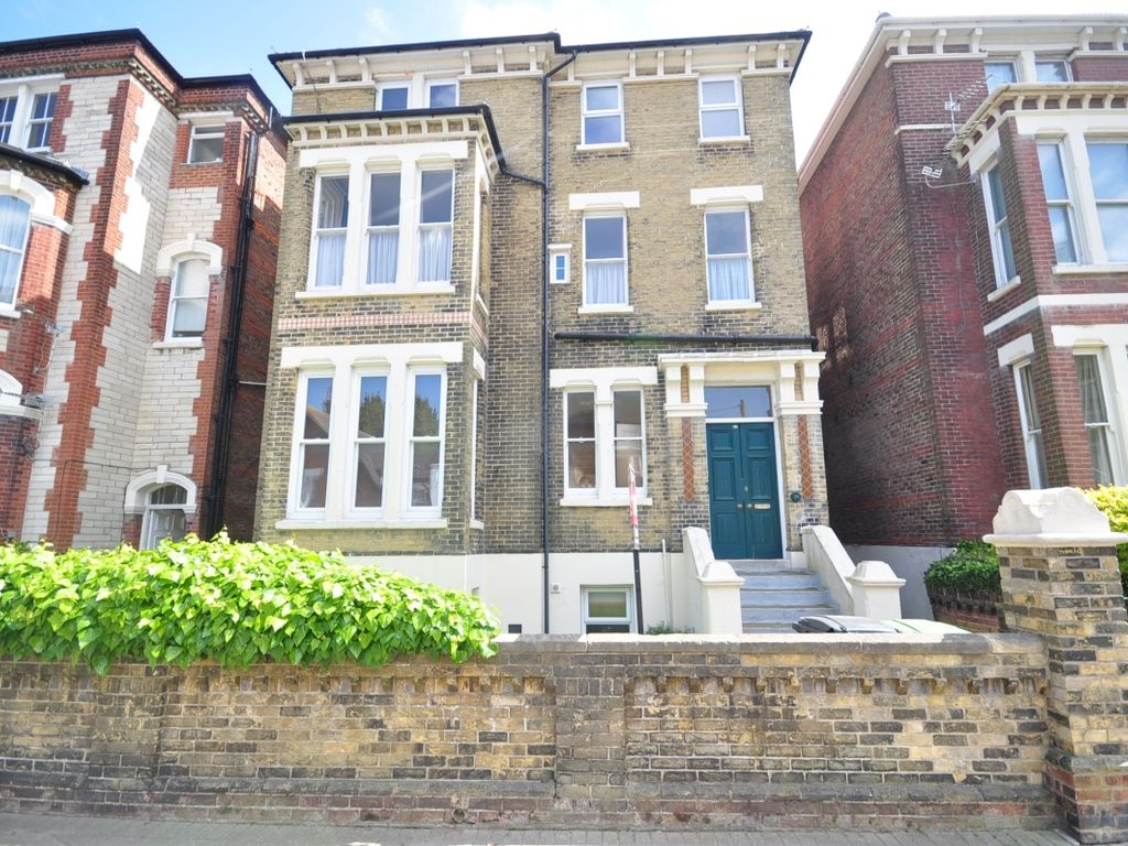 3 bed flat to rent in Lennox Road South, Southsea PO5, £1,250 pcm