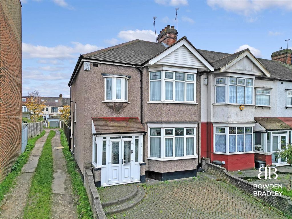 3 bed end terrace house for sale in Eastern Avenue, Ilford IG4, £550,000