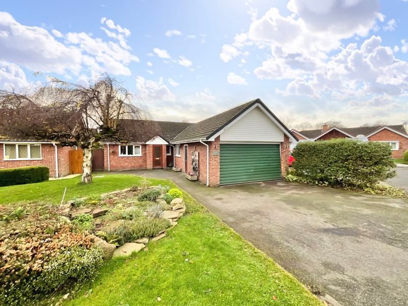 2 bed detached bungalow for sale in Aldford Close, Hough, Cheshire CW2, £325,000