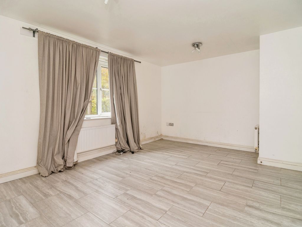 2 bed flat for sale in Sachfield Drive, Chafford Hundred, Grays, Essex RM16, £200,000